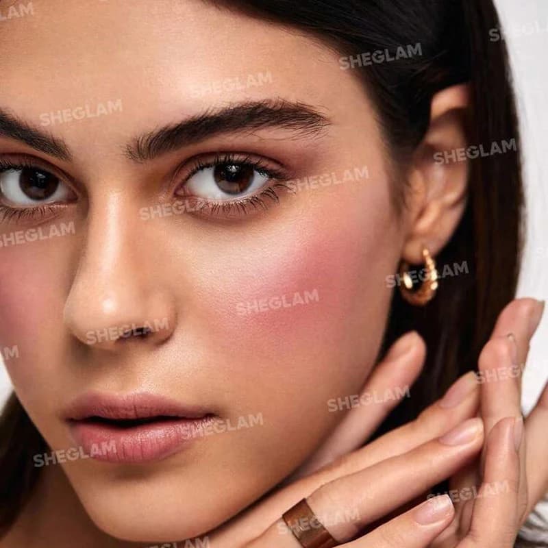 رژگونه پودری شیگلم SHEGLAM مدل Lightweight Matte رنگ Insta Flame — تصویر ۵