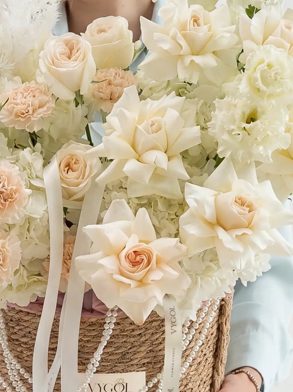 سبد گل luxury angel کد 9028 – بلورا — تصویر ۳