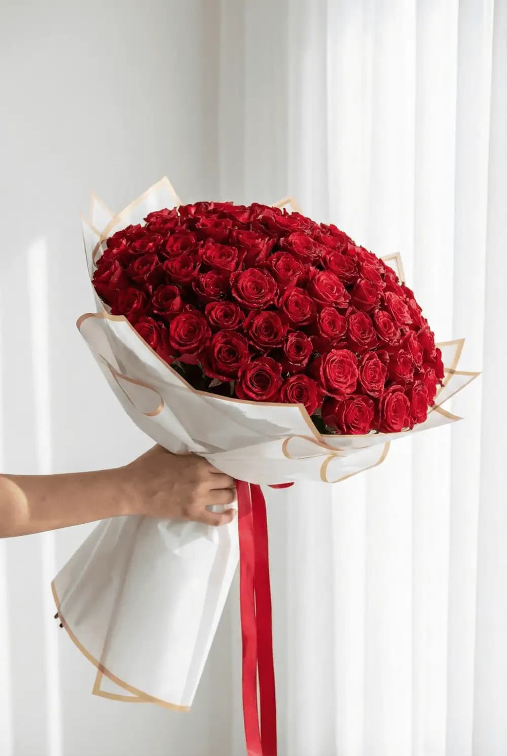 دسته گل 200 شاخه رز قرمز کد 10001 – بلورا