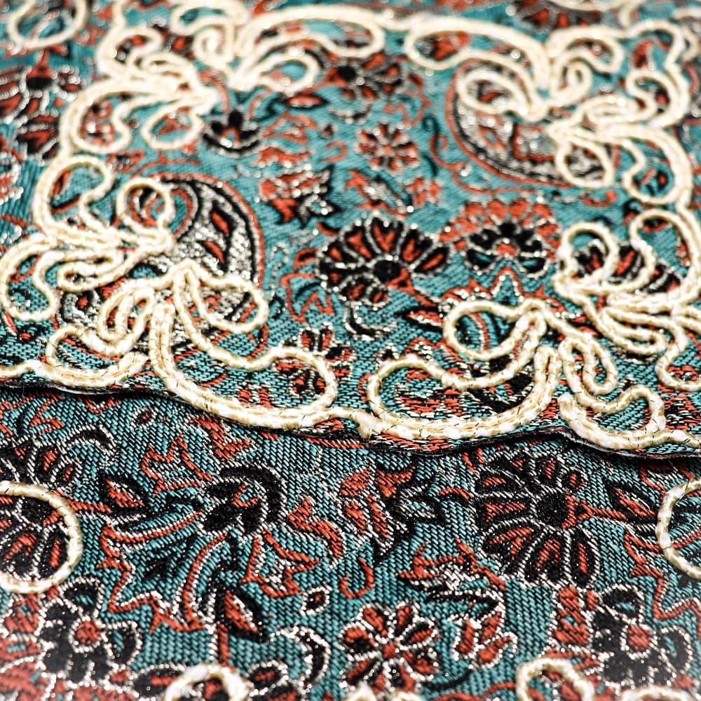 جانماز طاووسی با گلدوزی طلایی 24*24 کد 0367 — تصویر ۲