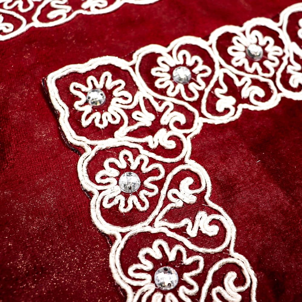 جانماز مخمل دوتیکه نگین دار سایز بزرگ رنگ زرشکی 36*36 کد 0351 — تصویر ۲