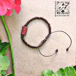 دستبند مهره چوبی زنانه و مردانه با مهره اصلی دستساز چوب عناب چوبژه — تصویر ۲