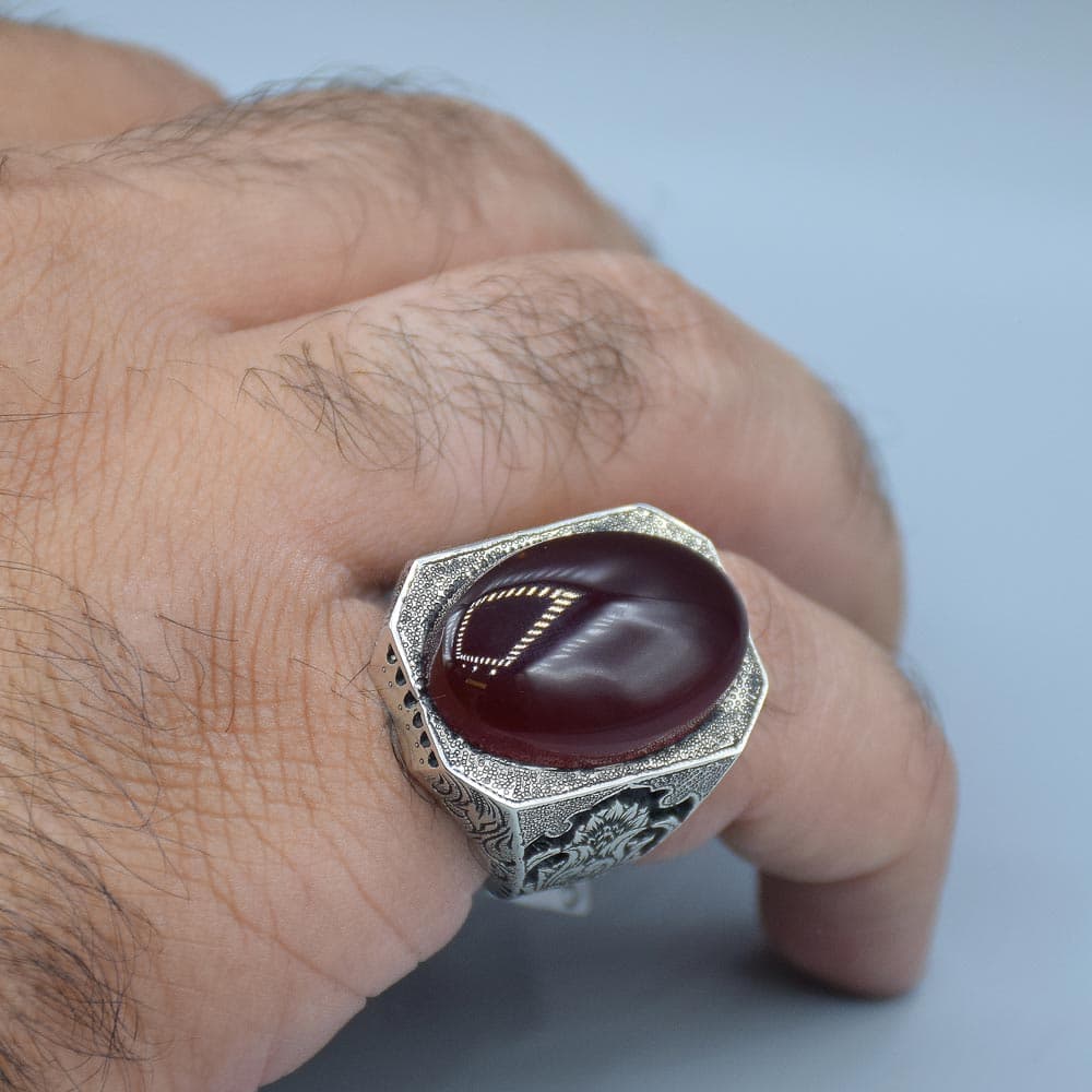 انگشتر عقیق یمنی درشت، خوشرنگ با رکاب قلم زنی مردانه «کد 6005» — تصویر ۵