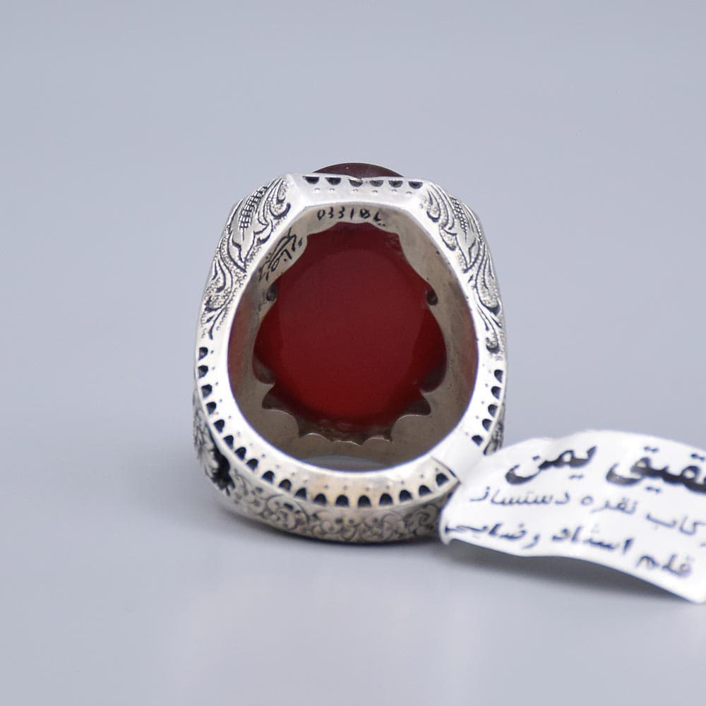 انگشتر عقیق یمنی درشت، خوشرنگ با رکاب قلم زنی مردانه «کد 6005» — تصویر ۴