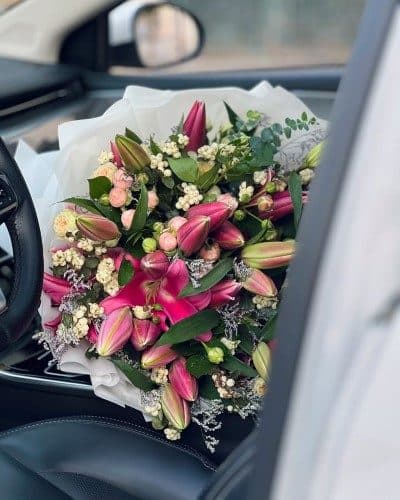 گل لیلیوم و اورینتال چه تأثیری در تزیین تاج گل دارد؟