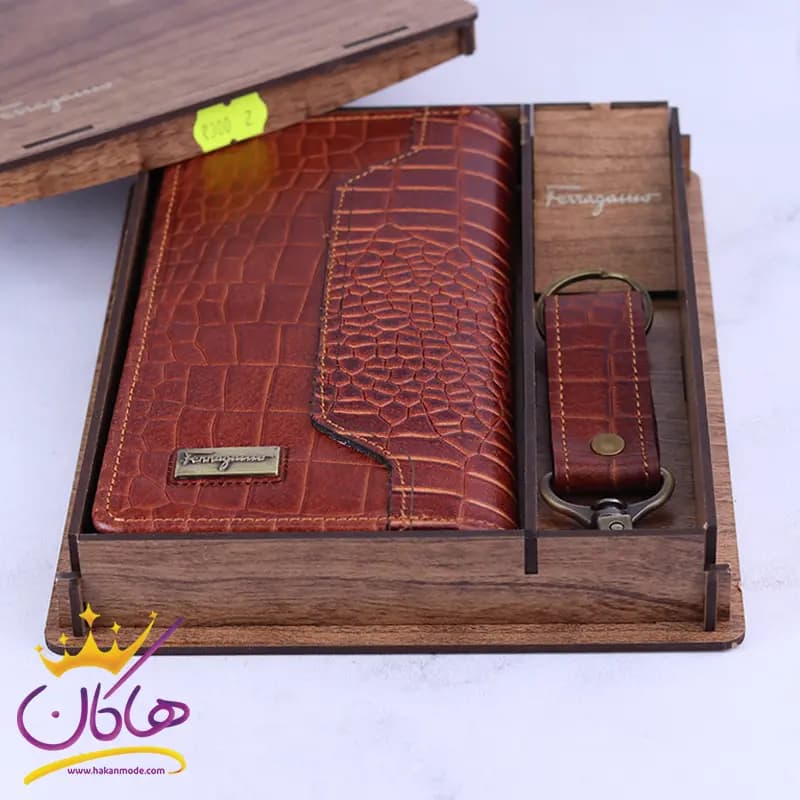ست کیف کتی و جاکلیدی چرم پوست ماری فراگامو 300 — تصویر ۳