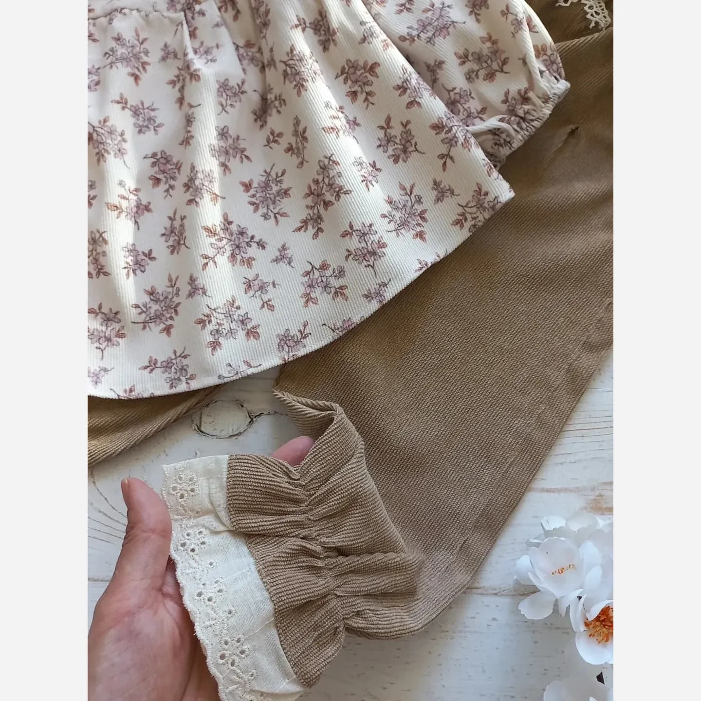 ست شومیز و شلوار دخترانه مخمل کبریتی گلدار یقه چیندار — تصویر ۴