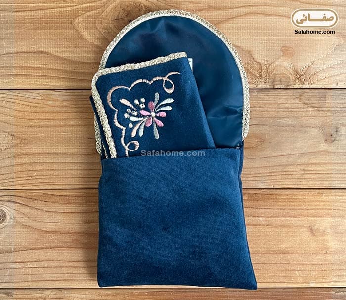 جانماز کیفی گلدوزی برجسته ملیسا سورمه ای کد 4 — تصویر ۳