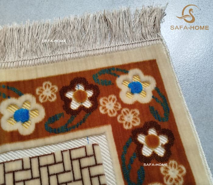 سجاده مدل قالیچه گل برجسته دارای رنگبندی — تصویر ۳