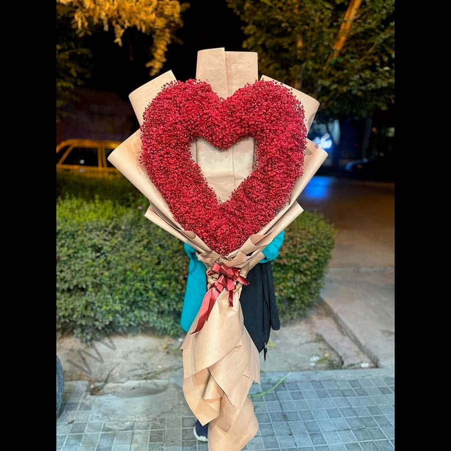 دسته گل بزرگ قرمز طرح قلب — تصویر ۲