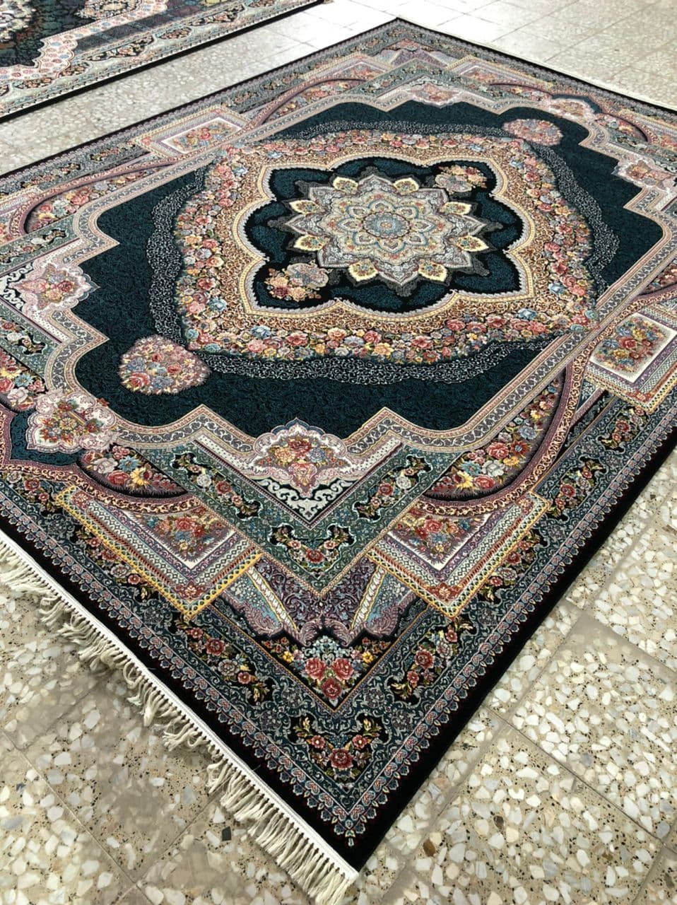 فرش ۷۰۰ شانه نقشه باغ معلق زمینه سرمه ای — تصویر ۳