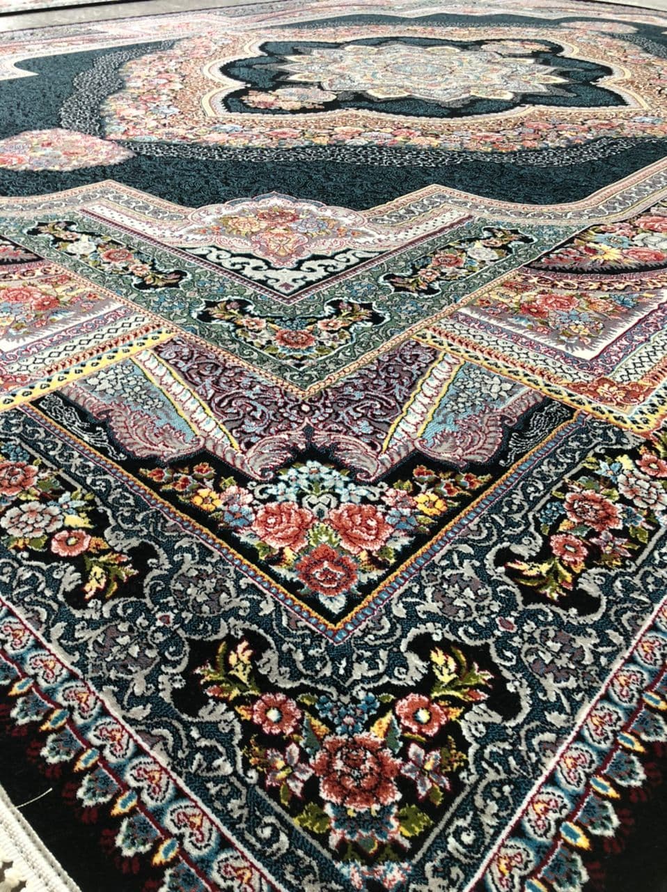 فرش ۷۰۰ شانه نقشه باغ معلق زمینه سرمه ای — تصویر ۴