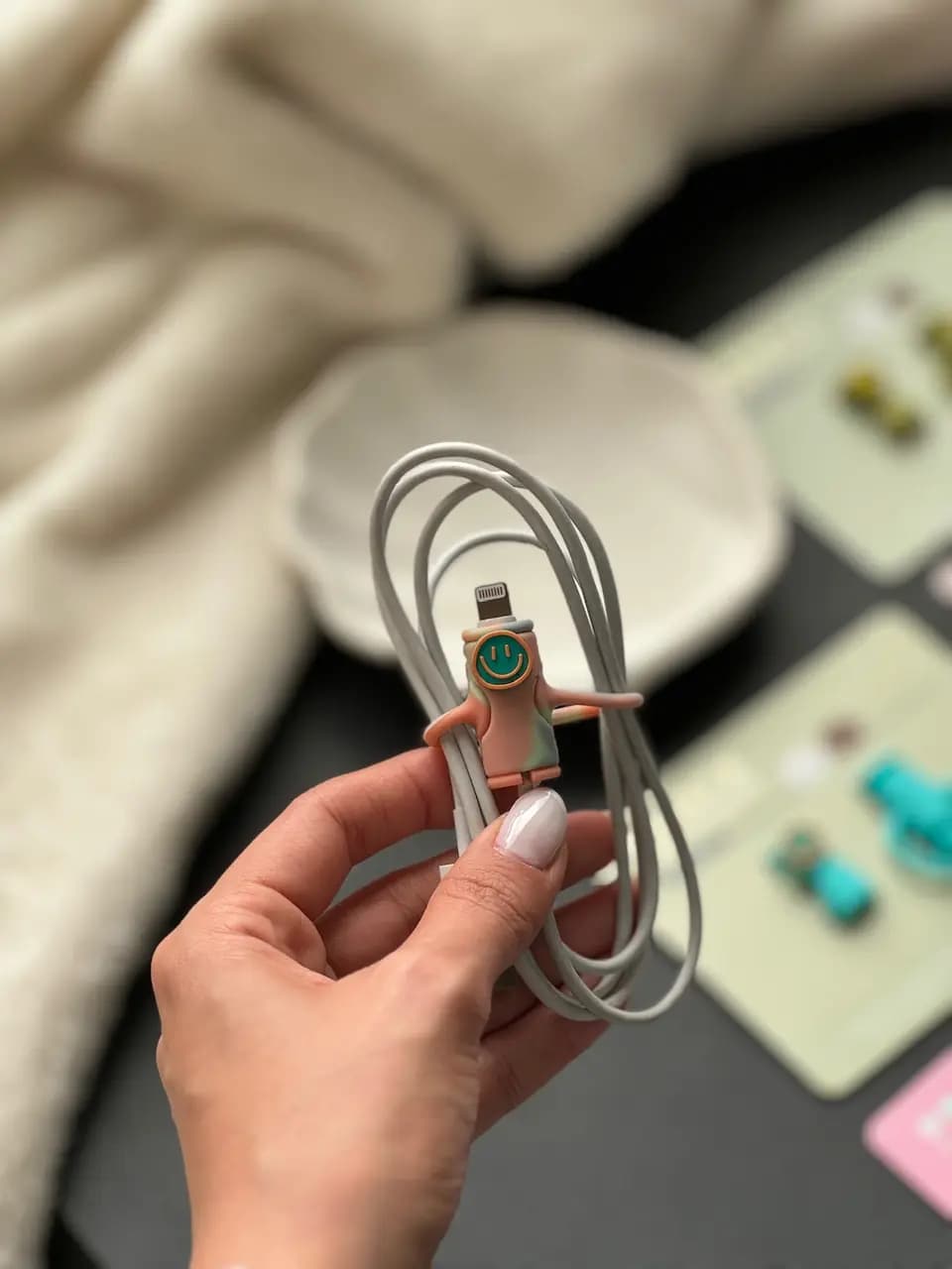 محافظ کابل سیلیکونی طرح Smile (کدa0109) — تصویر ۵