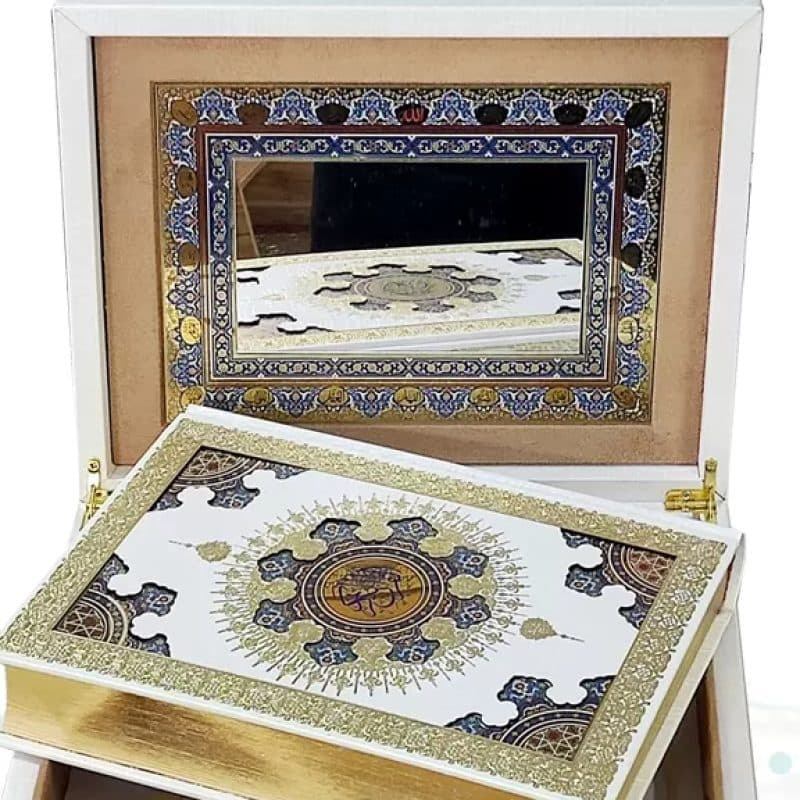 قرآن وزیری معطر گالینگور سفید عروس جعبه دار با آینه و پلاک نفیس — تصویر ۴