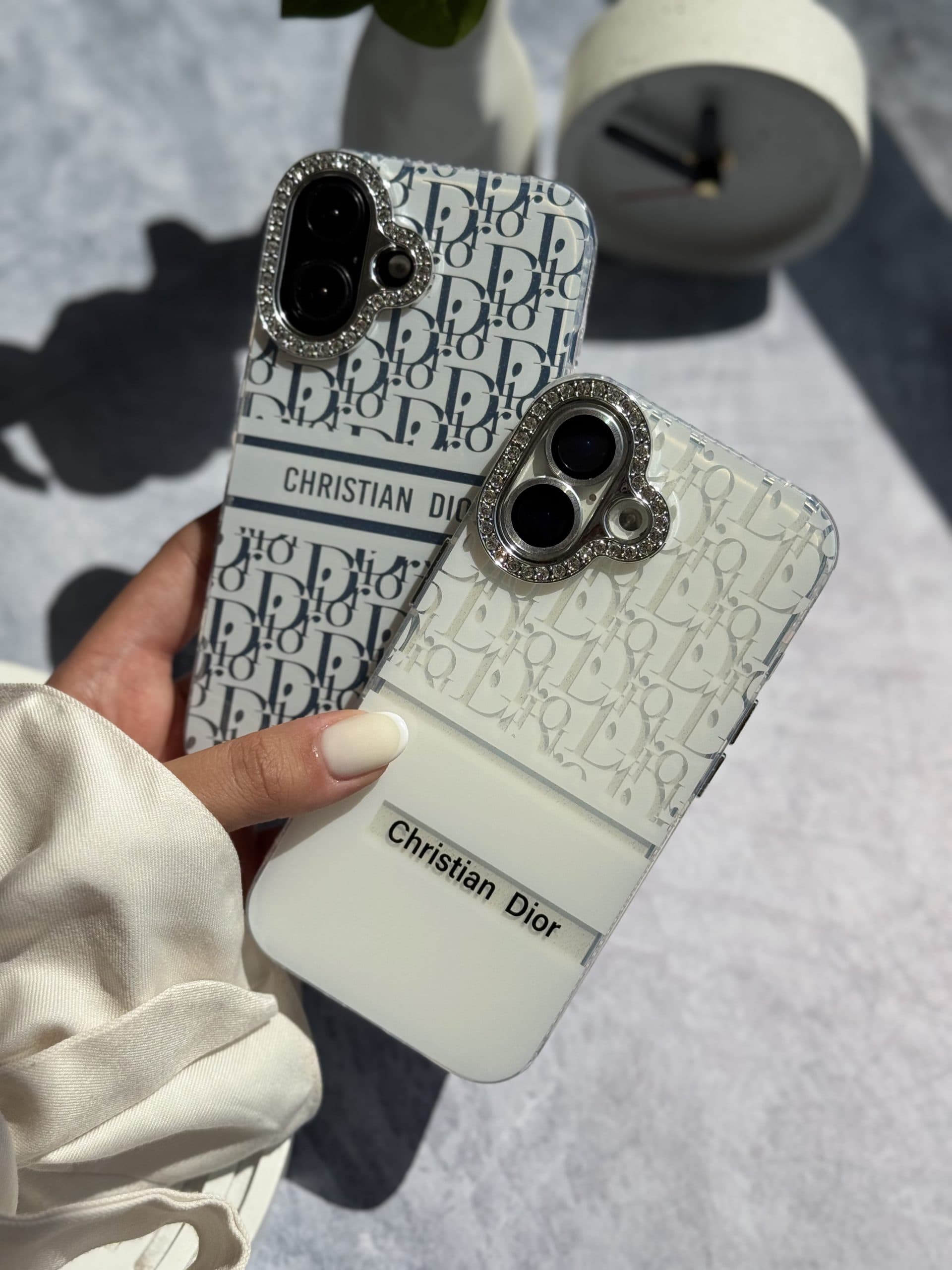 قاب White Christian Dior دور لنز نگین (آیفون) — تصویر ۳
