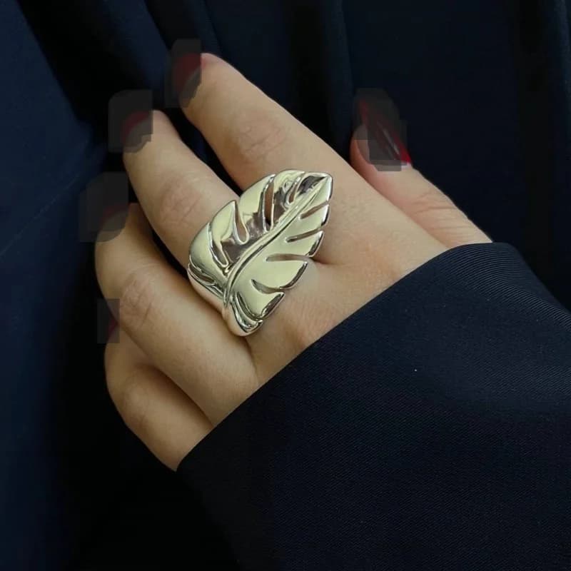انگشتر زنانه استیل طرح برگ درخشان با روکش آبکاری نقره و طراحی فری‌سایز