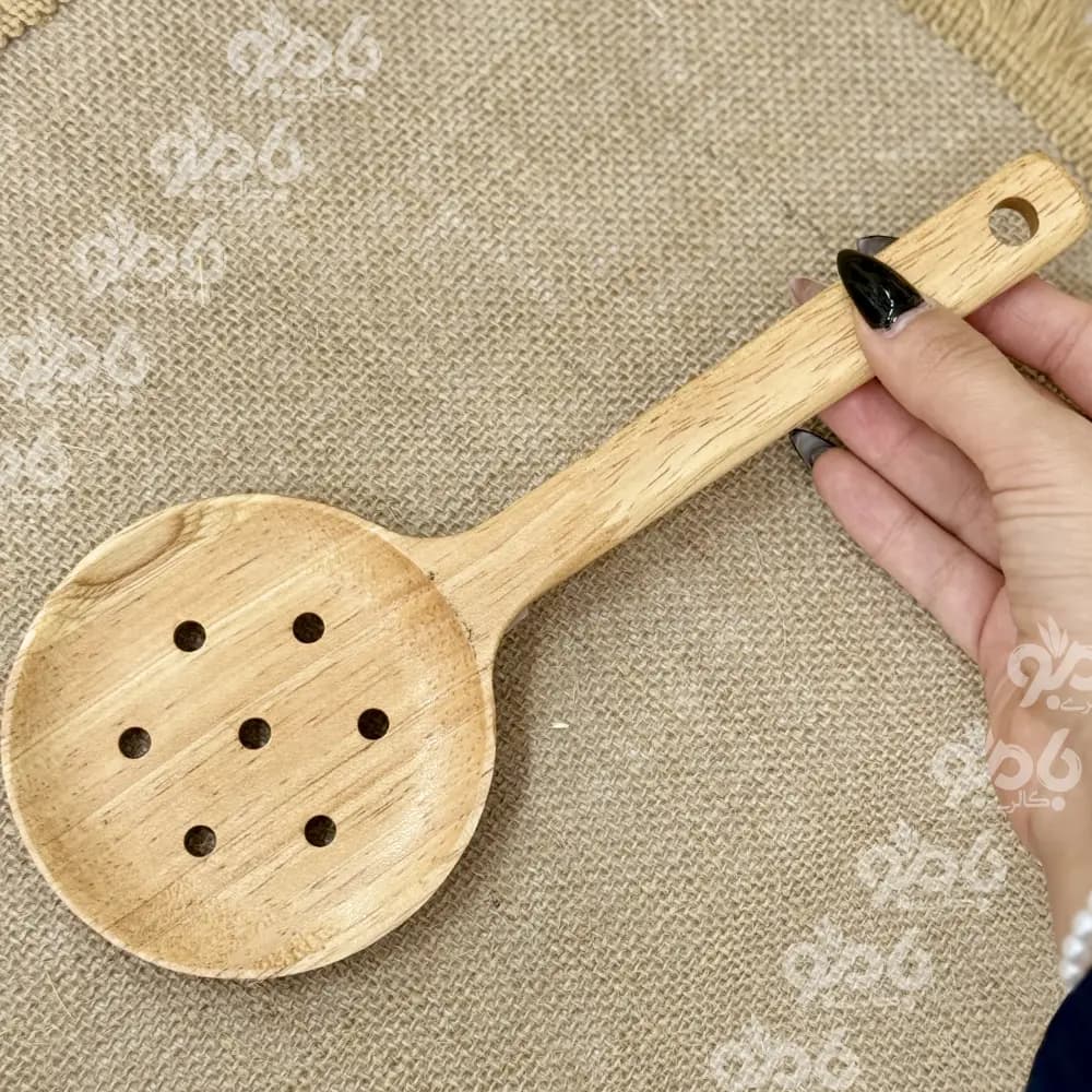 کفگیر چوبی کلاسیک رابر گرد سوراخ پهن 25*9 کدsp21