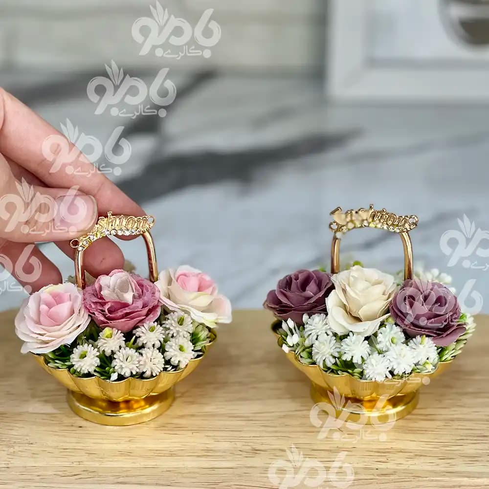 گل و گلدان کوچک گلدار سبدی طلایی نگین دار — تصویر ۲