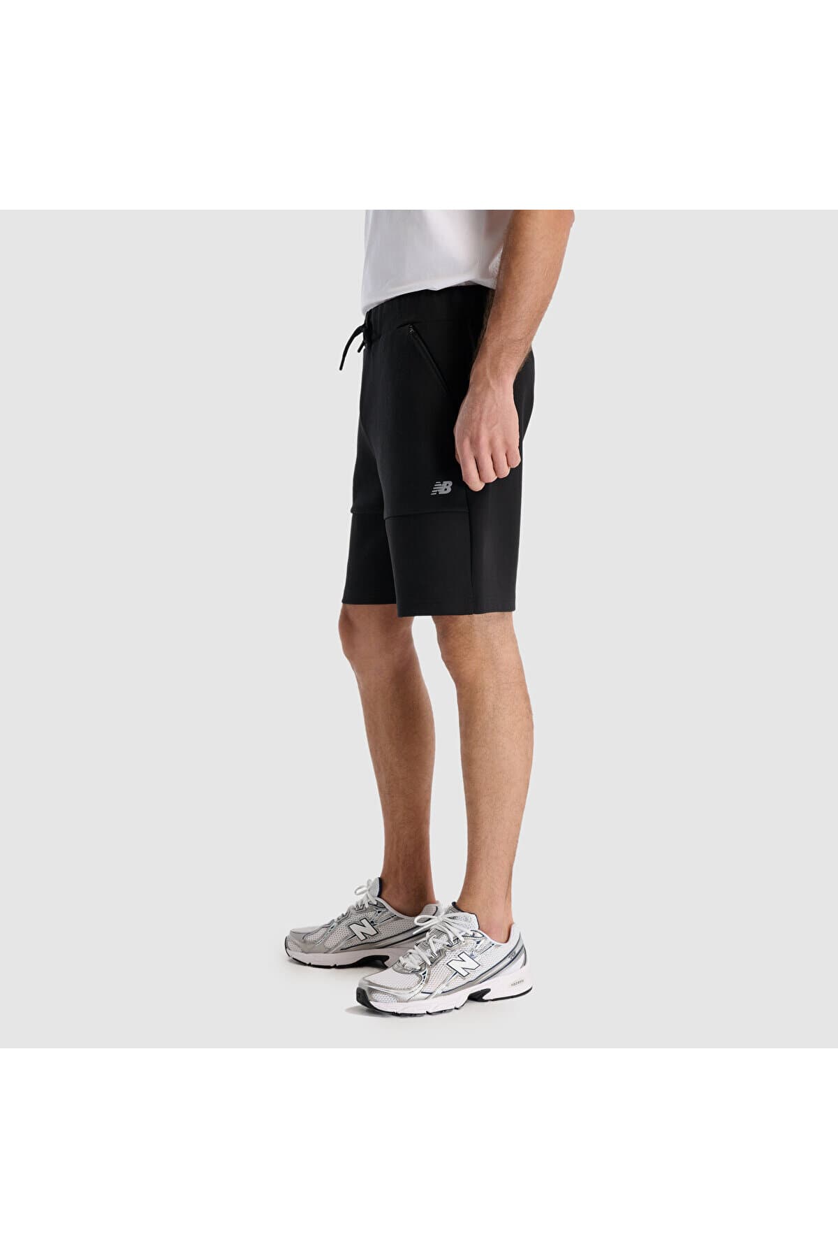 شلوارک برمودا نیو بالانس مردانه پنبه ای مشکی راسته Regular/رگولار فاق نرمال دامن کوتاه اسپرت | New Balance APP460 TR — تصویر ۳