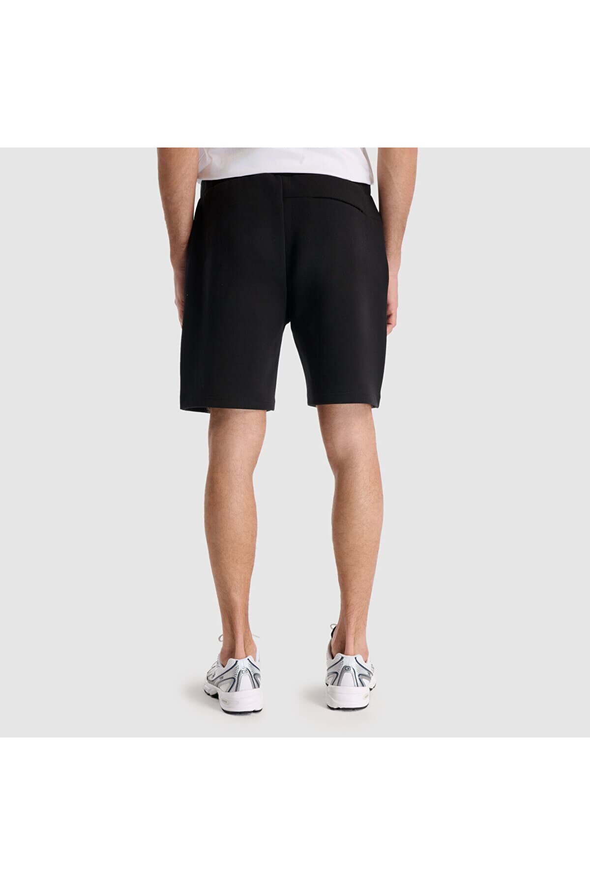 شلوارک برمودا نیو بالانس مردانه پنبه ای مشکی راسته Regular/رگولار فاق نرمال دامن کوتاه اسپرت | New Balance APP460 TR — تصویر ۴