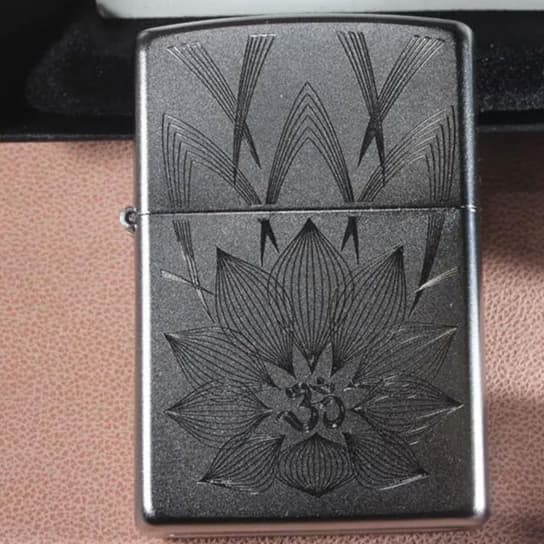 فندک زیپو اصل Zippo Lotus Ohm Design کد 29859 — تصویر ۲
