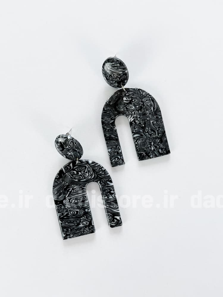 گوشواره دست ساز با خمیر پلیمری طرح انتزاعی مشکی