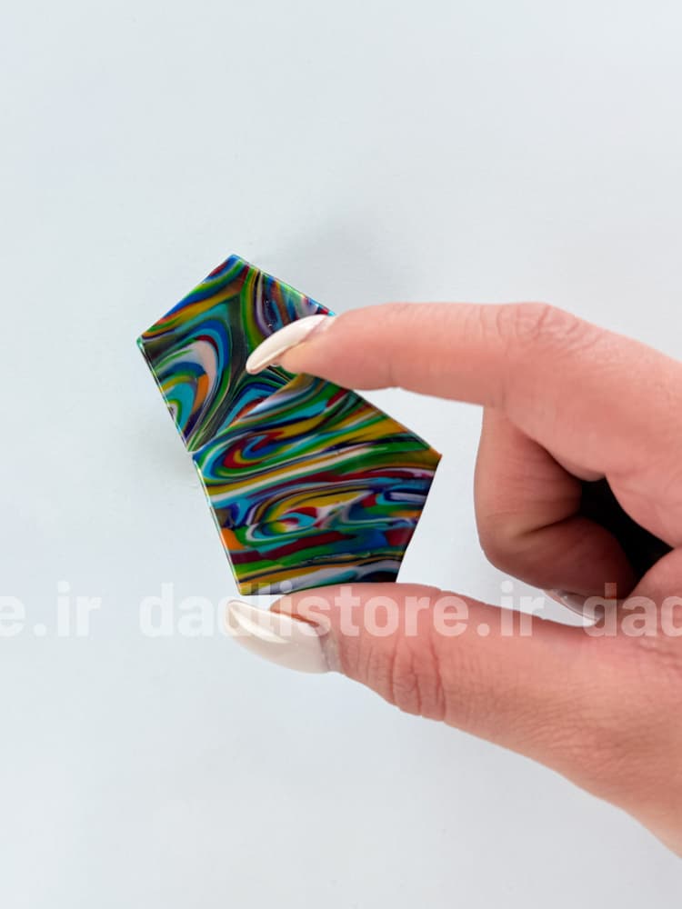 گوشواره دست ساز با خمیر پلیمری طرح پنج ضلعی رنگی — تصویر ۳
