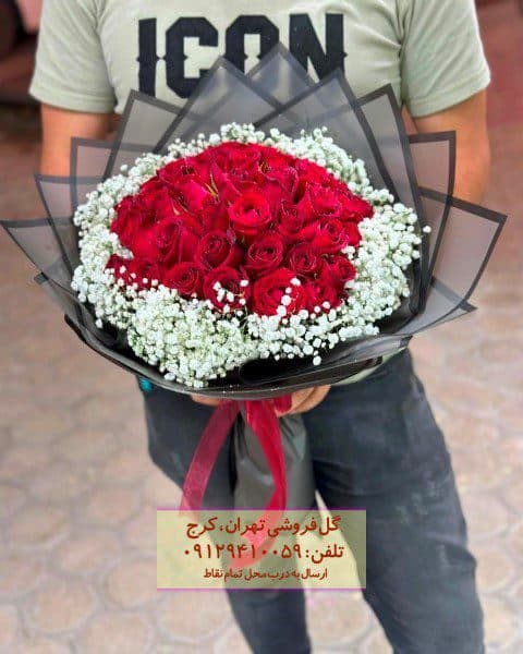 گل و عروسک ولنتاین برای دختر نوجوان در گلفروشی فاطمی