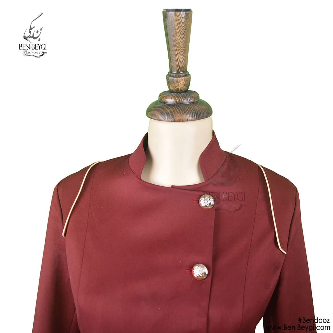 مانتو شلوار اداری زرشکی روهمگرد دار یقه ایستاده مغزی دوزی طلایی کرپ کد 10132 — تصویر ۲