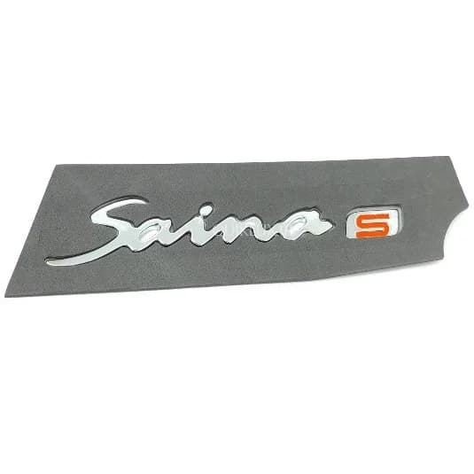 آرم (لوگو) درب صندوق عقب نوشته ساینا اس لاتین SAINA S شرکت آرم سازان