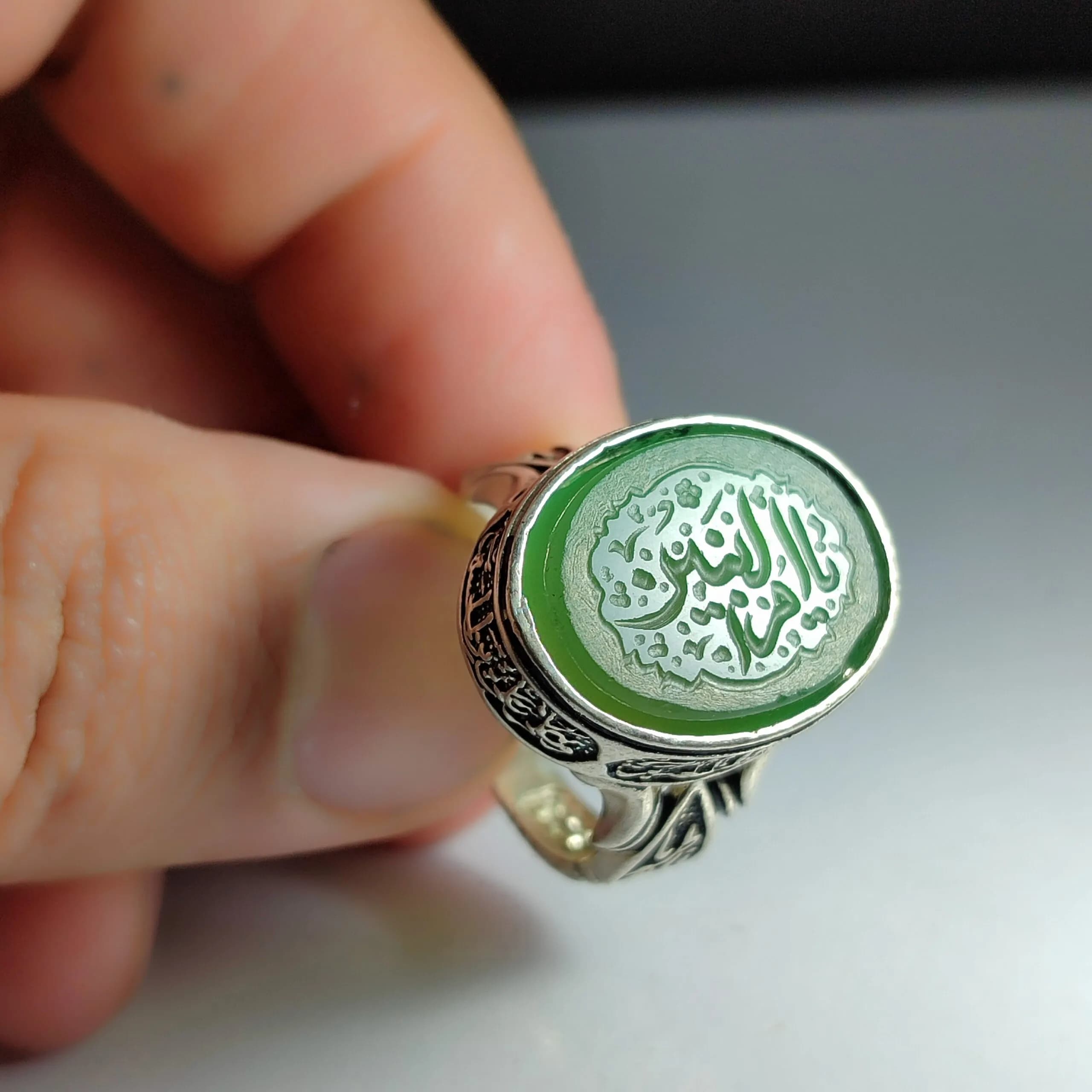 انگشتر نقره باسنگ عقیق سبز حکاکی یا ام البنین رکاب چهار سلام کد 2798 — تصویر ۲