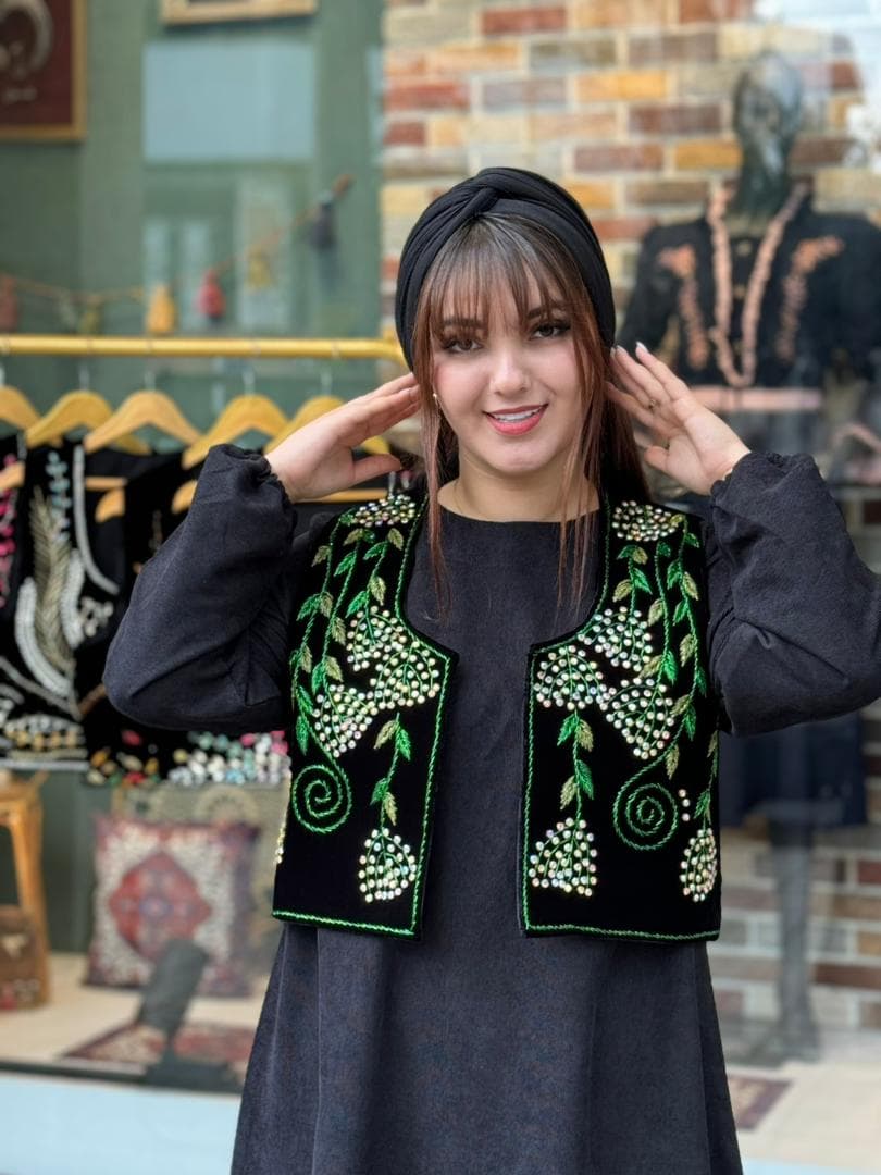 جلیقه منجوق دوزی مشکی گل درشت سبز — تصویر ۴