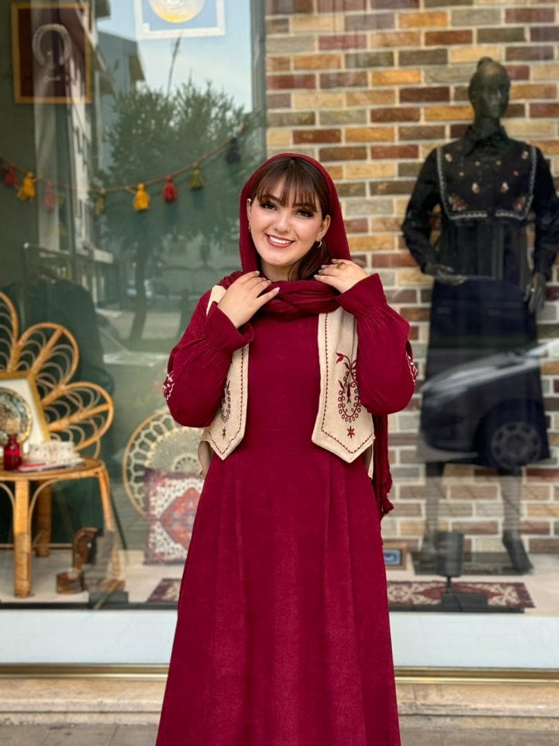 پیراهن جلیقه بته جقه کبریتی زرشکی کرم — تصویر ۲