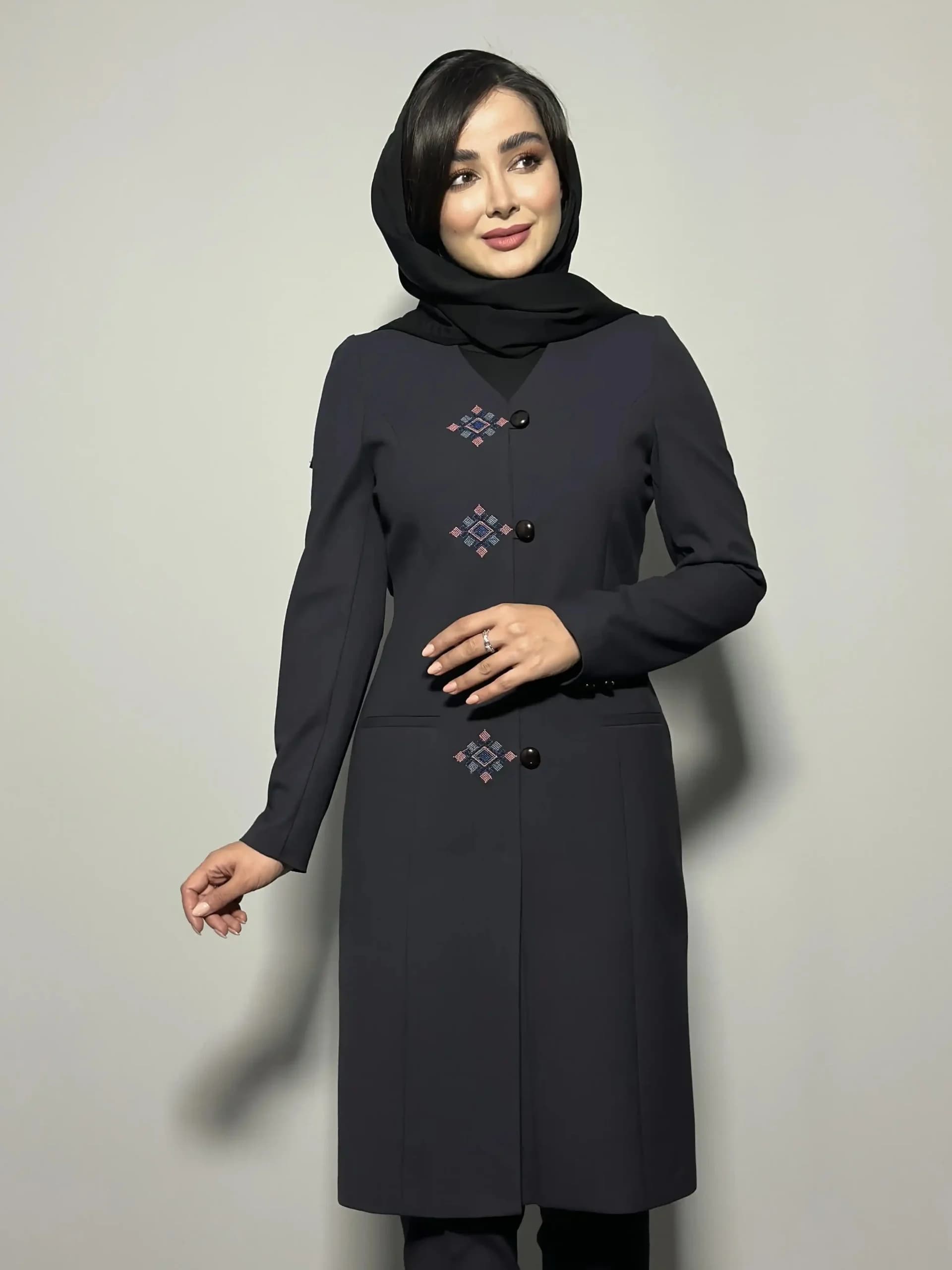 مانتو شلوار فیونا یقه هفت گلدوزی