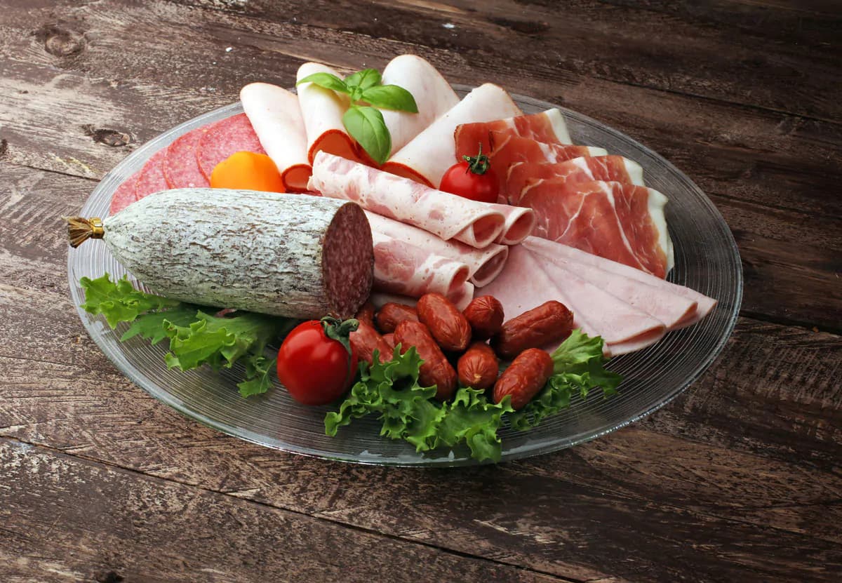 عکس استوک ژامبون و سوسیس سالامی
