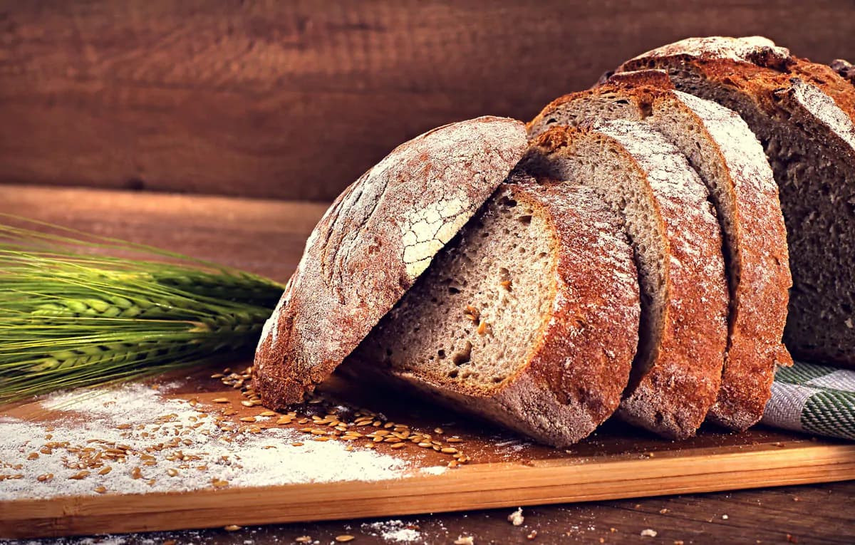 عکس استوک نان سوخاری با خوشه گندم