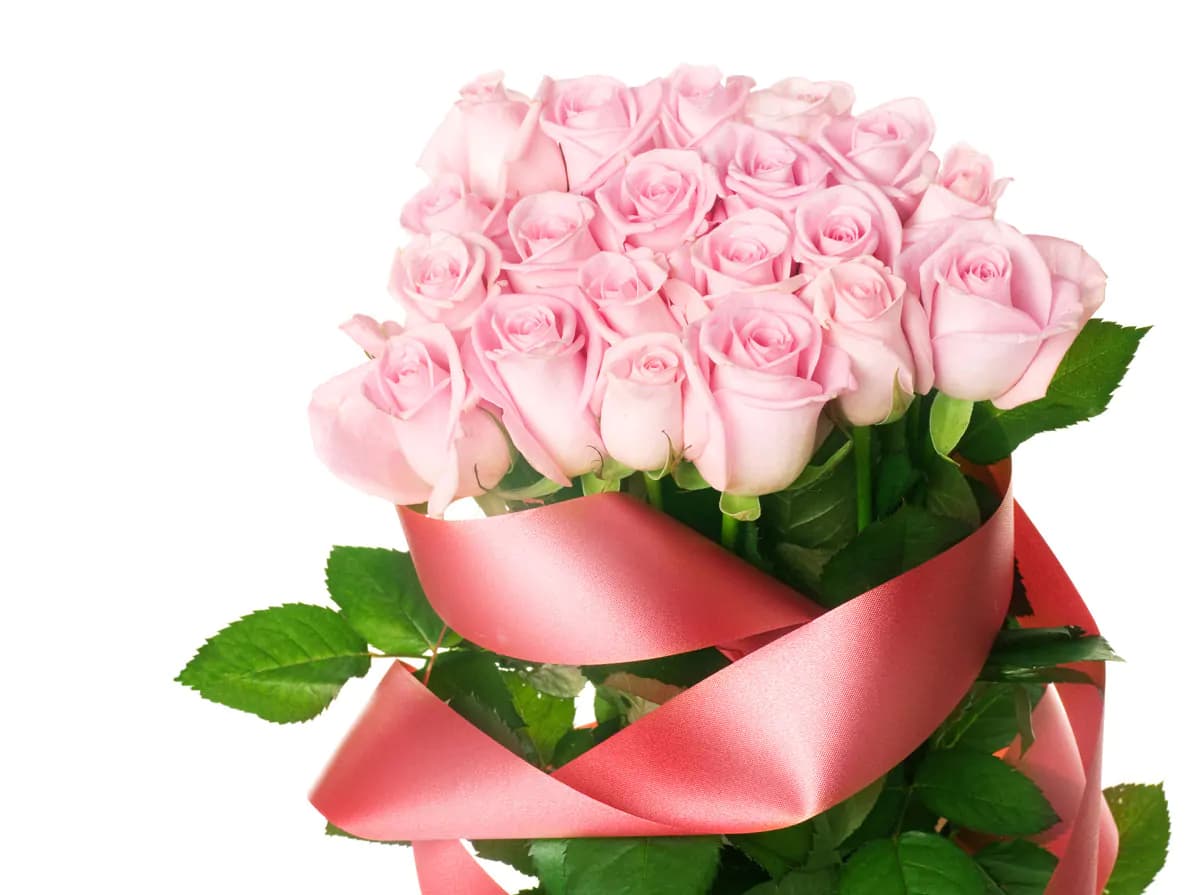 عکس استوک دسته گل عروس با روبان قرمز