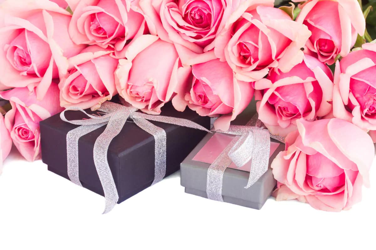 عکس استوک گل رز و جعبه هدیه عروسی