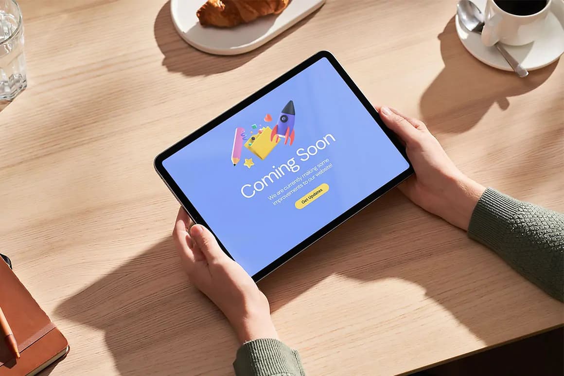 موکاپ تبلت آیپد در دست روی میز کار