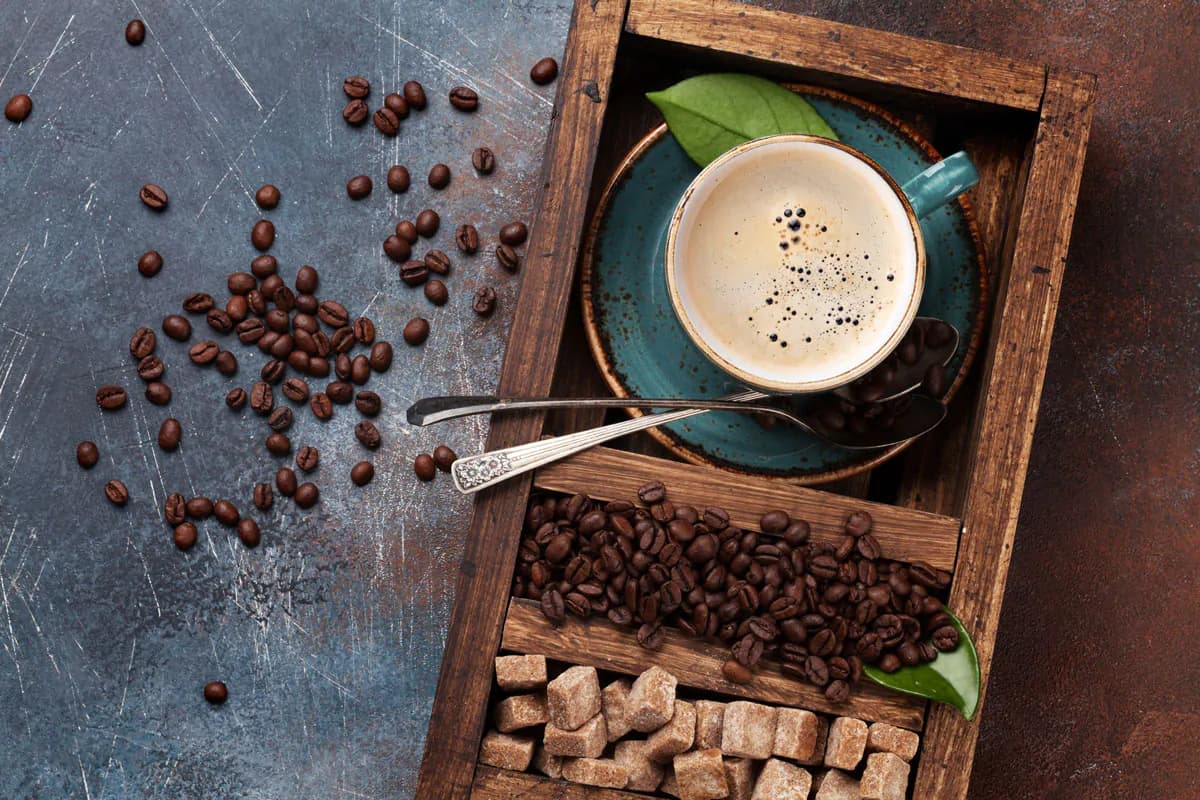 عکس استوک اردو خوری چوبی قهوه و فنجان قهوه