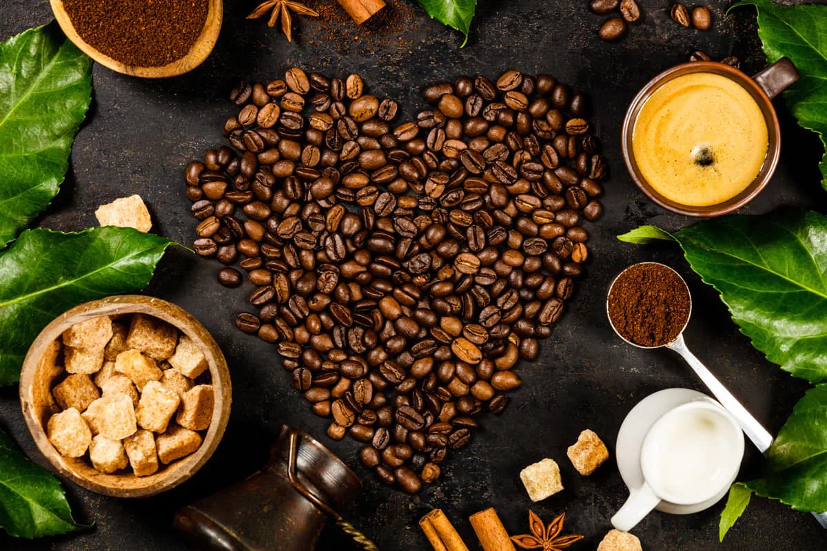 عکس استوک دانه های قهوه طرح قلب