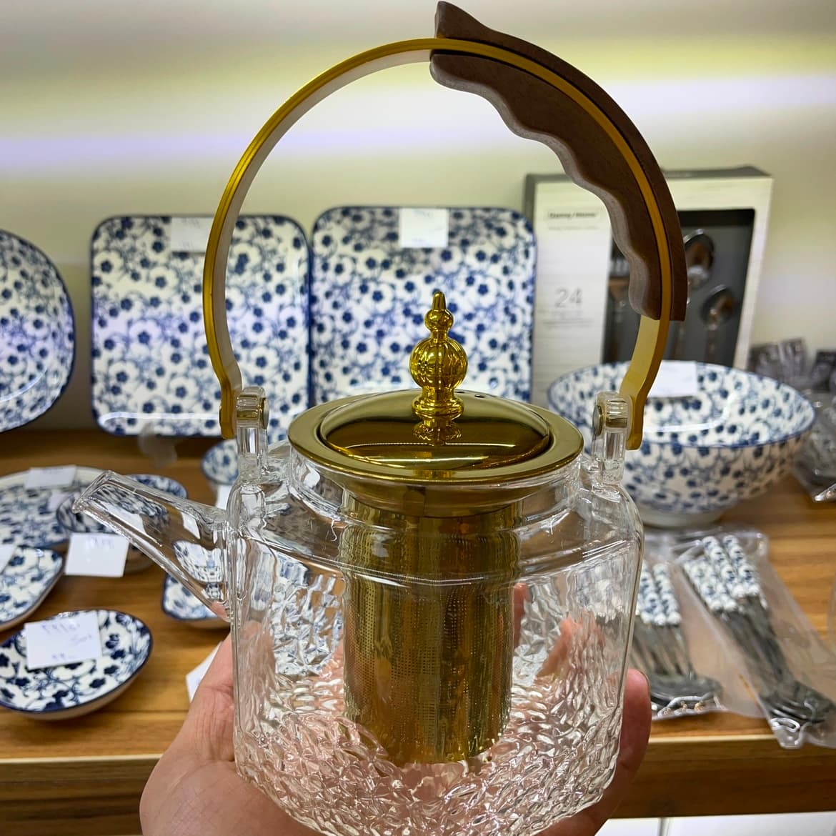 قوری پیرکس دسته چوب استیل طلایی 1000 میل مدل پایین برفی — تصویر ۳