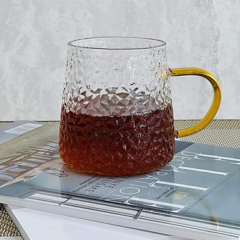 لیوان پیرکس دسته طلایی مدل سنگی — تصویر ۴