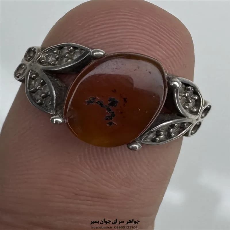انگشتر زنانه نقره ۹۲۵ با عقیق سرخ و رکاب گل‌برگ