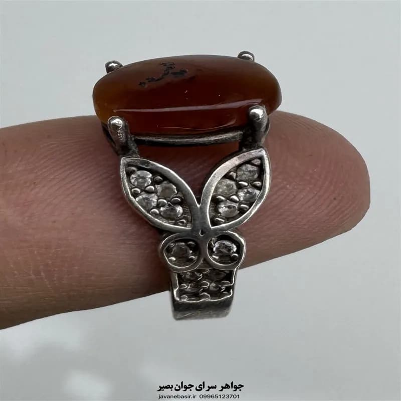 انگشتر زنانه نقره ۹۲۵ با عقیق سرخ و رکاب گل‌برگ — تصویر ۲