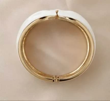 دستبند النگویی زنانه میناکاری مدل موج رنگ سفید کد 548 — تصویر ۶