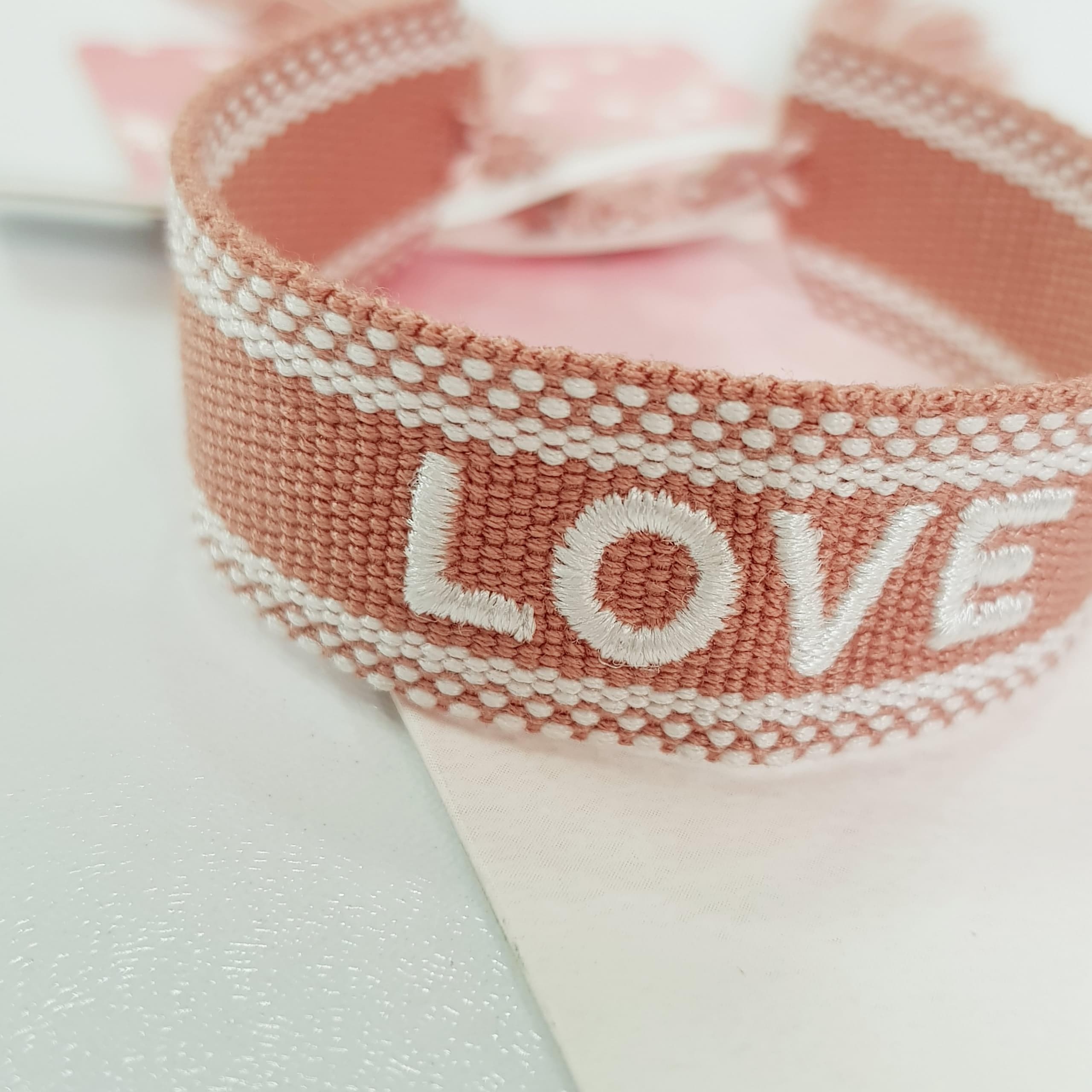دستبند بافت پارچه ای Love ، فری سایز قابل تنظیم ، مناسب استفاده دائم روزانه — تصویر ۳