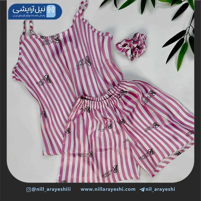 ست تاپ و شلوارک همراه اسکرانچی ساتن طرح دار النا — تصویر ۵