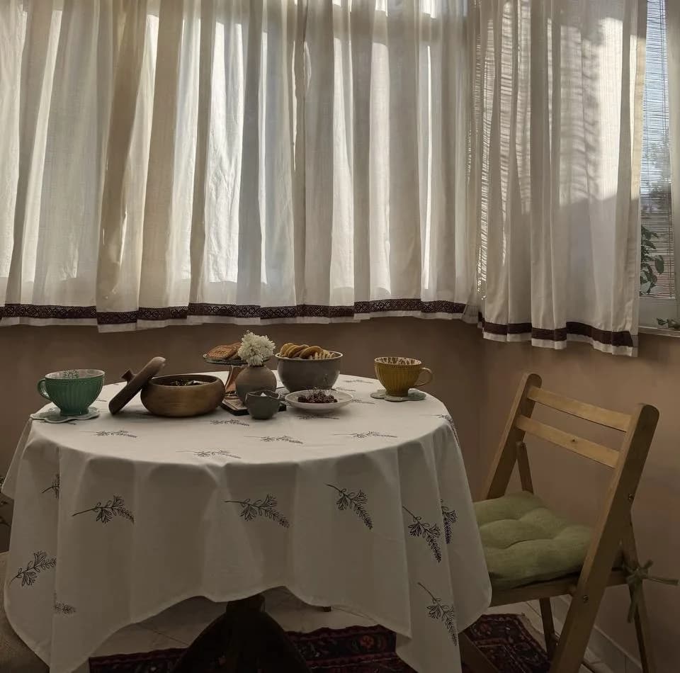 رومیزی مدل لنین طرح لاوندر کد LC4 سایز 140*140 سانتی متر — تصویر ۲