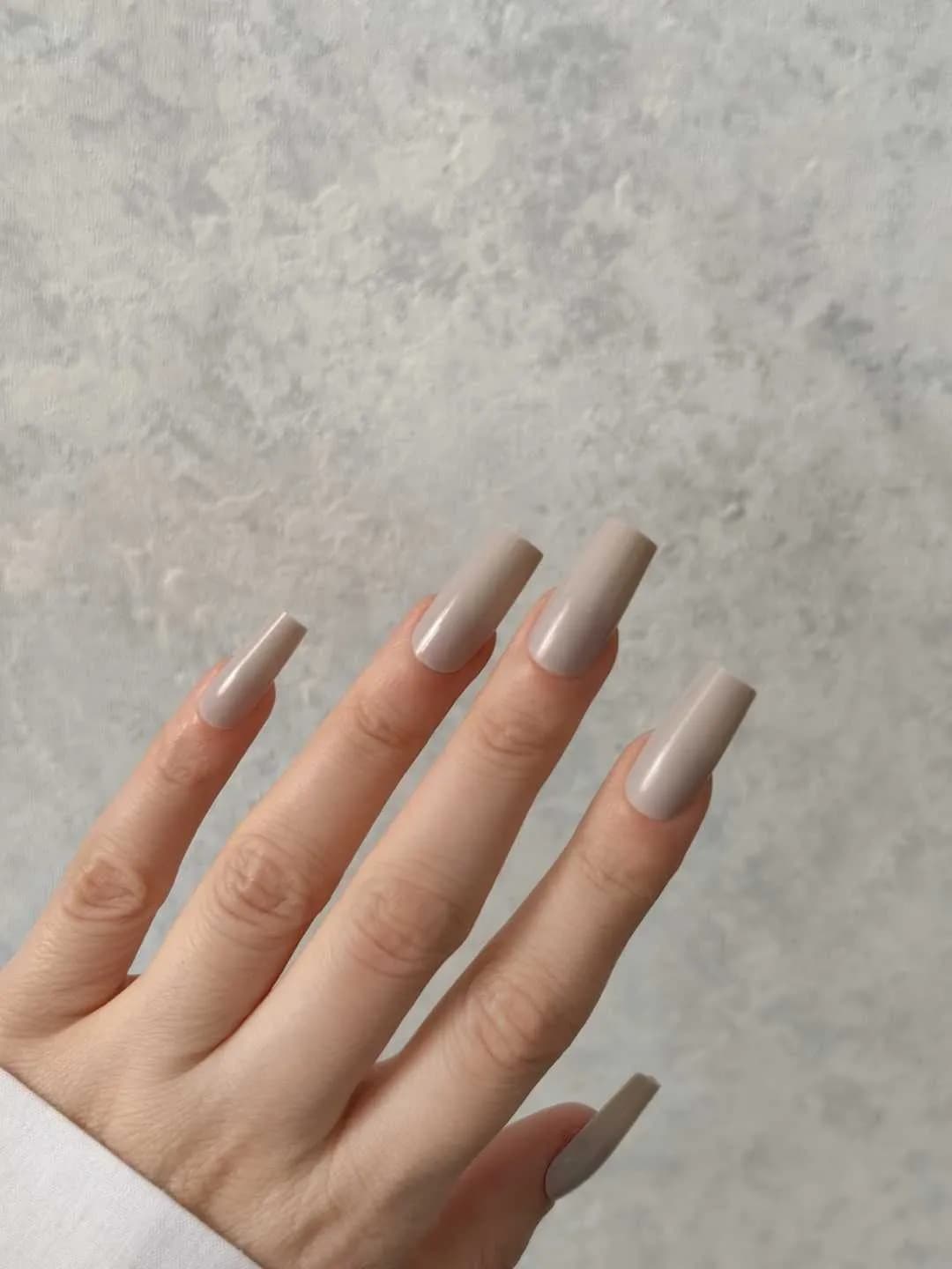 ناخن مصنوعی رنگی ساده رنگ طوسی کرم فرم مربع براق راسا – RSN0329 — تصویر ۳